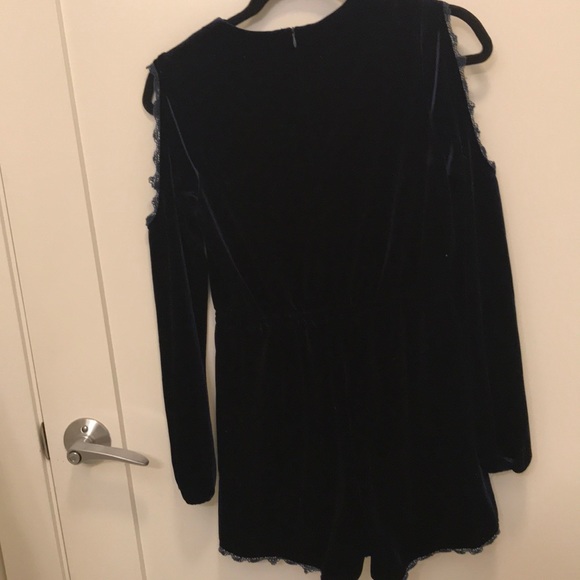 Moon River velvet cold shoulder romper size small - Picture 3 of 4